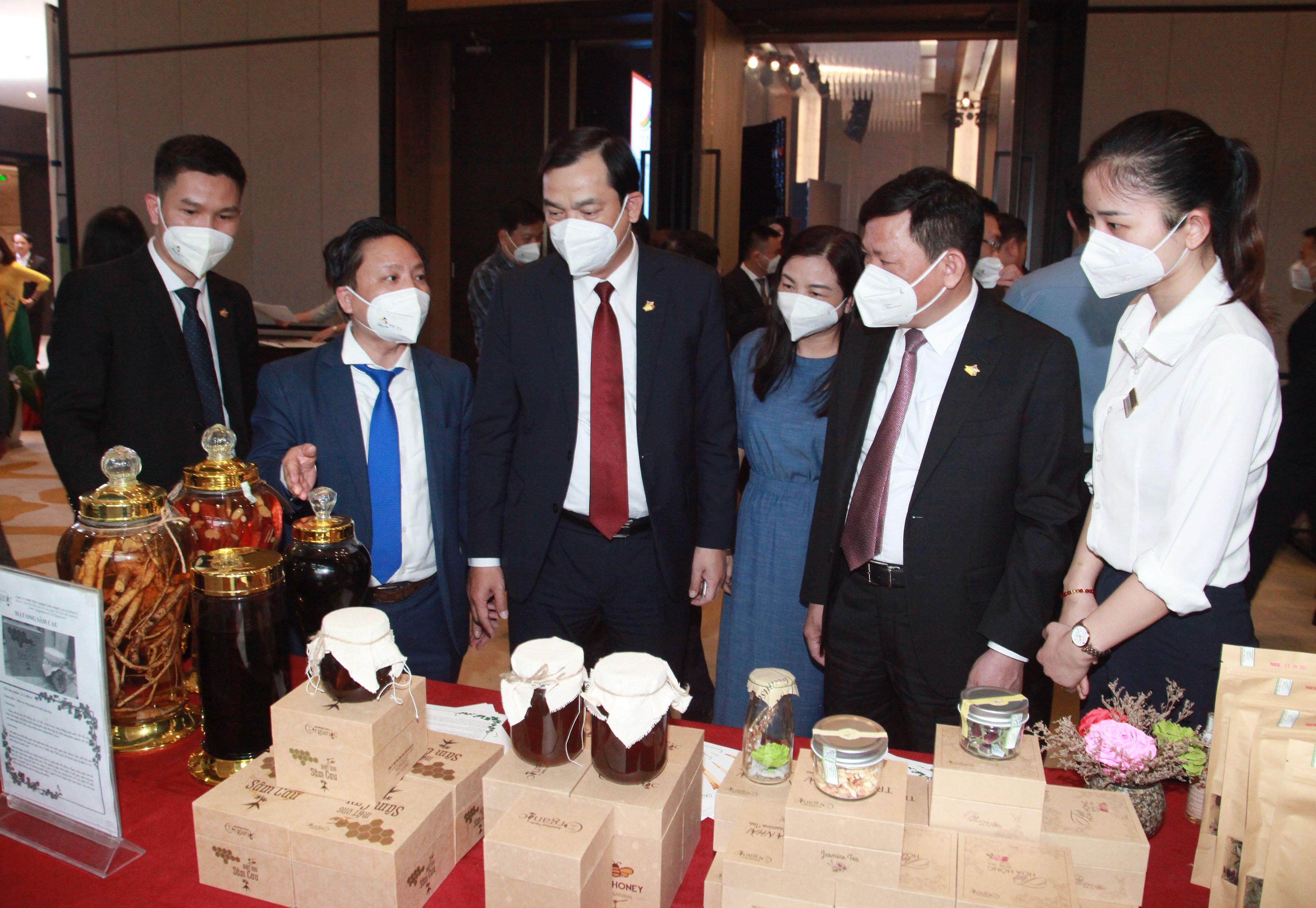 Tổng cục trưởng Nguyễn Trùng Khánh và các đại biểu tham quan khu trưng bày, giới thiệu sản phẩm du lịch Thanh Hóa
